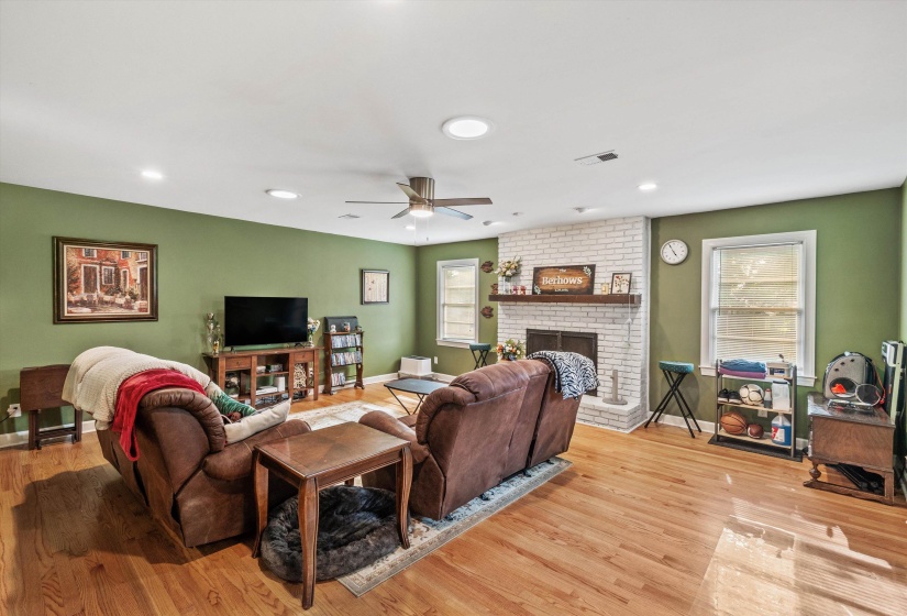 37 CENTURY ST, Memphis, Tennessee 38111, 3 Bedrooms Bedrooms, 8 Rooms Rooms,2 BathroomsBathrooms,Residential,For Sale,CENTURY,10219411