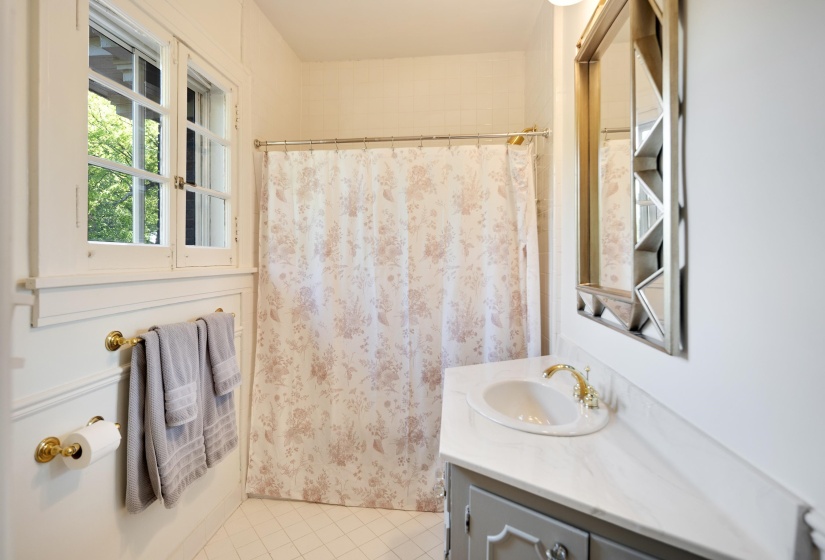 1520 VANCE AVE, Memphis, Tennessee 38104, 3 Bedroom Bedrooms, 10 Room Rooms,5.1 BathroomBathrooms,Residential,For Sale,VANCE,0,10219421