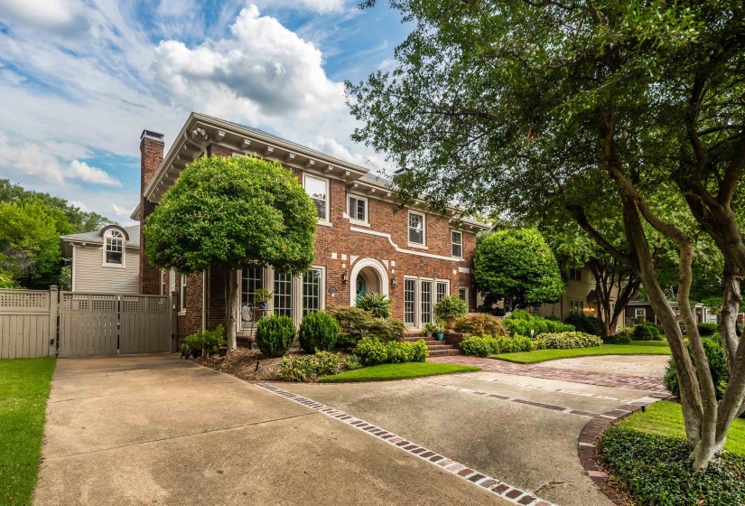 1520 VANCE AVE, Memphis, Tennessee 38104, 3 Bedroom Bedrooms, 10 Room Rooms,5.1 BathroomBathrooms,Residential,For Sale,VANCE,0,10219421