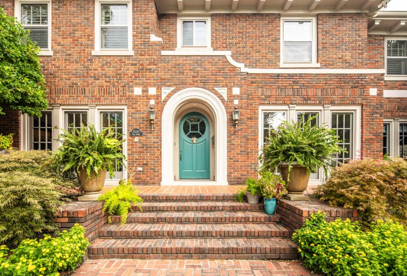 1520 VANCE AVE, Memphis, Tennessee 38104, 3 Bedroom Bedrooms, 10 Room Rooms,5.1 BathroomBathrooms,Residential,For Sale,VANCE,0,10219421