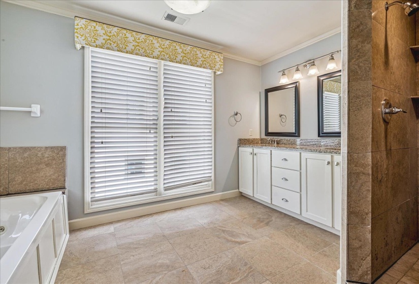 958 HARBOR VIEW DR, Memphis, Tennessee 38103, 3 Bedrooms Bedrooms, 6 Rooms Rooms,3 BathroomsBathrooms,Residential,For Sale,HARBOR VIEW,10219449