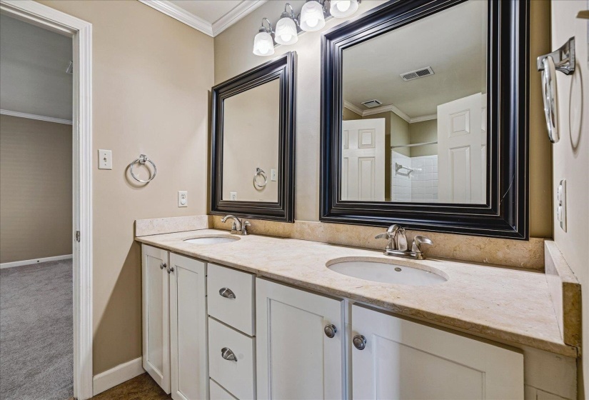 958 HARBOR VIEW DR, Memphis, Tennessee 38103, 3 Bedrooms Bedrooms, 6 Rooms Rooms,3 BathroomsBathrooms,Residential,For Sale,HARBOR VIEW,10219449