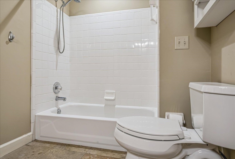 958 HARBOR VIEW DR, Memphis, Tennessee 38103, 3 Bedrooms Bedrooms, 6 Rooms Rooms,3 BathroomsBathrooms,Residential,For Sale,HARBOR VIEW,10219449