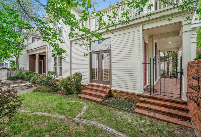 958 HARBOR VIEW DR, Memphis, Tennessee 38103, 3 Bedrooms Bedrooms, 6 Rooms Rooms,3 BathroomsBathrooms,Residential,For Sale,HARBOR VIEW,10219449