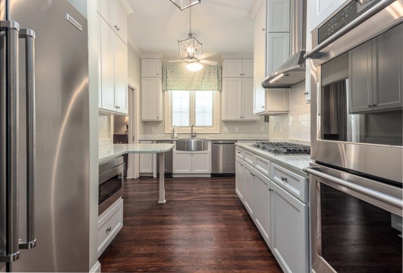 1407 CLUB GARDENS PL, Memphis, Tennessee 38104, 3 Bedrooms Bedrooms, 8 Rooms Rooms,4.1 BathroomsBathrooms,Residential,For Sale,CLUB GARDENS,10219428