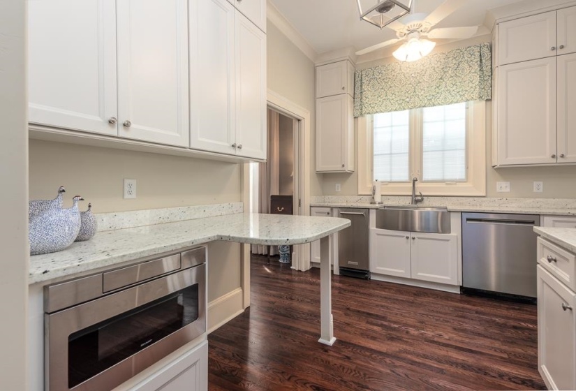 1407 CLUB GARDENS PL, Memphis, Tennessee 38104, 3 Bedrooms Bedrooms, 8 Rooms Rooms,4.1 BathroomsBathrooms,Residential,For Sale,CLUB GARDENS,10219428