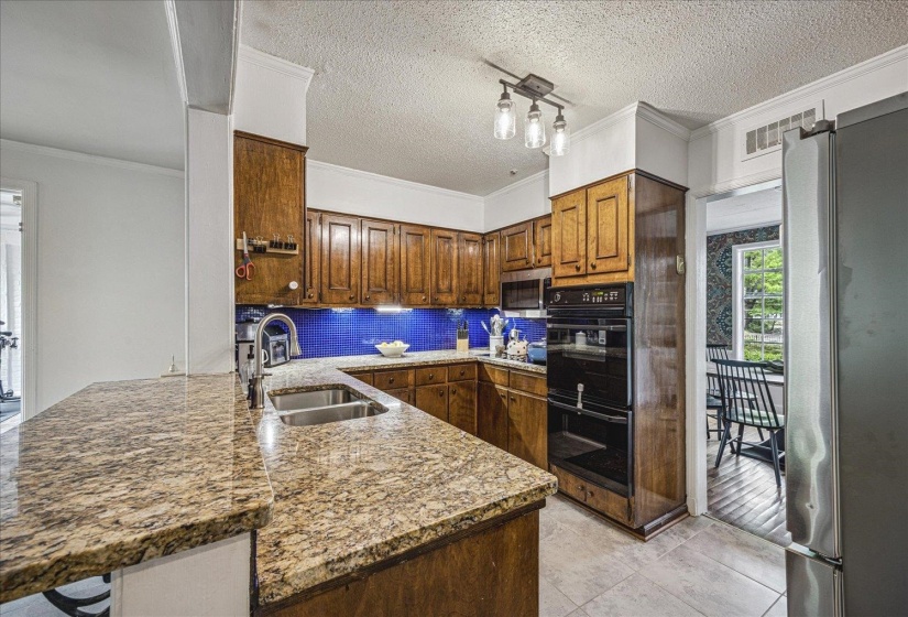 3581 POPLAR AVE, Memphis, Tennessee 38111, 3 Bedrooms Bedrooms, 9 Rooms Rooms,2 BathroomsBathrooms,Residential,For Sale,POPLAR,10219440