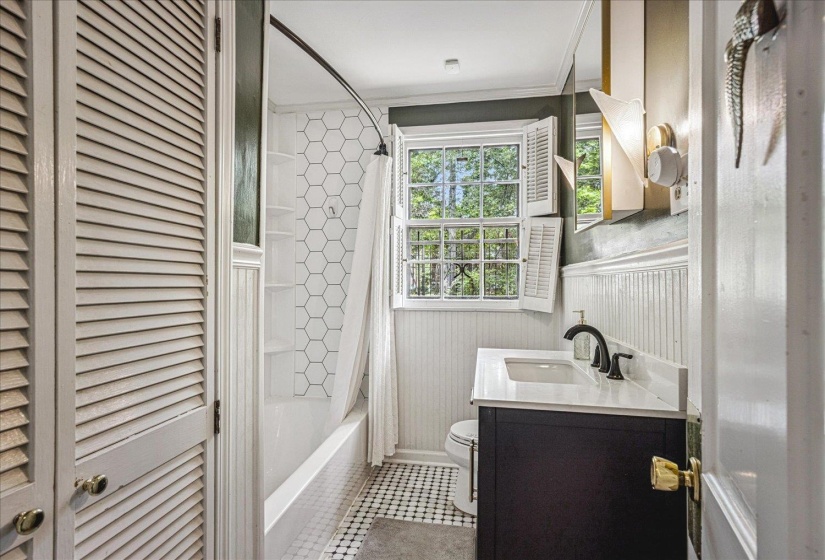 3581 POPLAR AVE, Memphis, Tennessee 38111, 3 Bedrooms Bedrooms, 9 Rooms Rooms,2 BathroomsBathrooms,Residential,For Sale,POPLAR,10219440