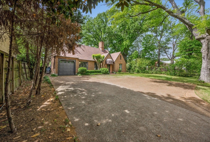 3581 POPLAR AVE, Memphis, Tennessee 38111, 3 Bedrooms Bedrooms, 9 Rooms Rooms,2 BathroomsBathrooms,Residential,For Sale,POPLAR,10219440