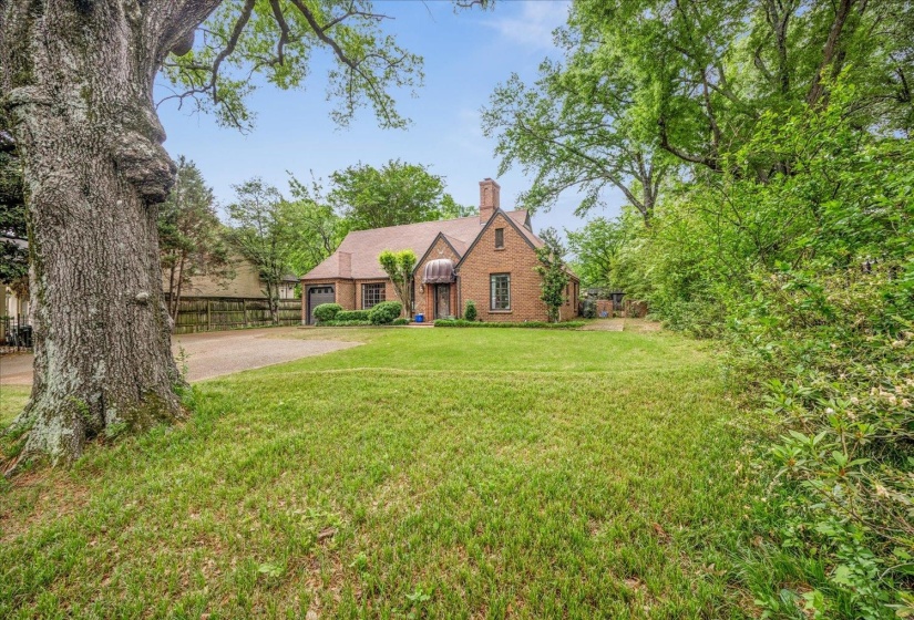 3581 POPLAR AVE, Memphis, Tennessee 38111, 3 Bedrooms Bedrooms, 9 Rooms Rooms,2 BathroomsBathrooms,Residential,For Sale,POPLAR,10219440