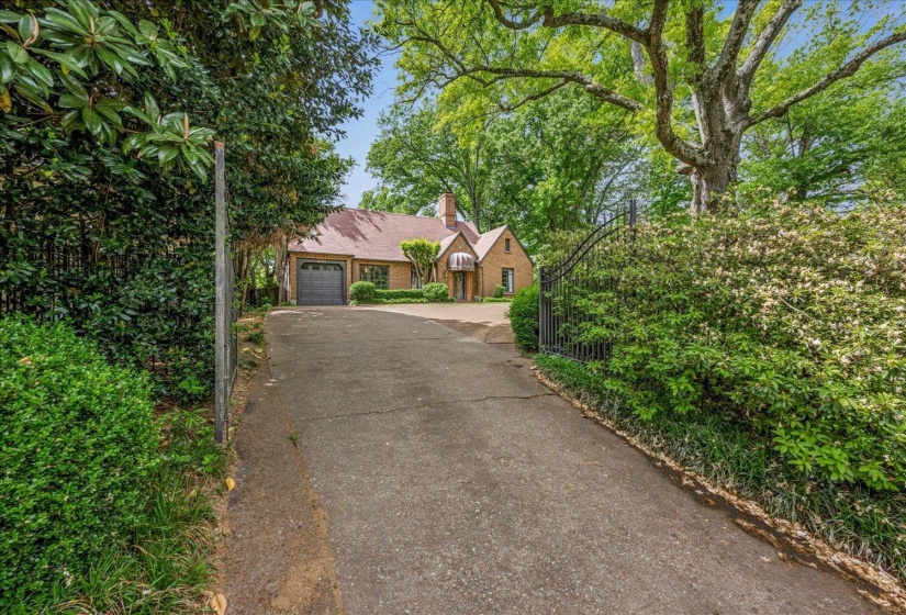 3581 POPLAR AVE, Memphis, Tennessee 38111, 3 Bedrooms Bedrooms, 9 Rooms Rooms,2 BathroomsBathrooms,Residential,For Sale,POPLAR,10219440