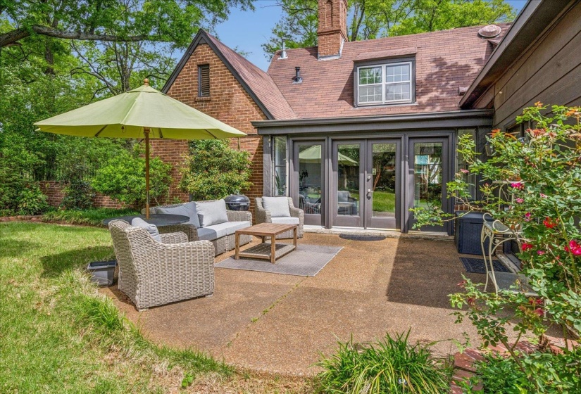 3581 POPLAR AVE, Memphis, Tennessee 38111, 3 Bedrooms Bedrooms, 9 Rooms Rooms,2 BathroomsBathrooms,Residential,For Sale,POPLAR,10219440