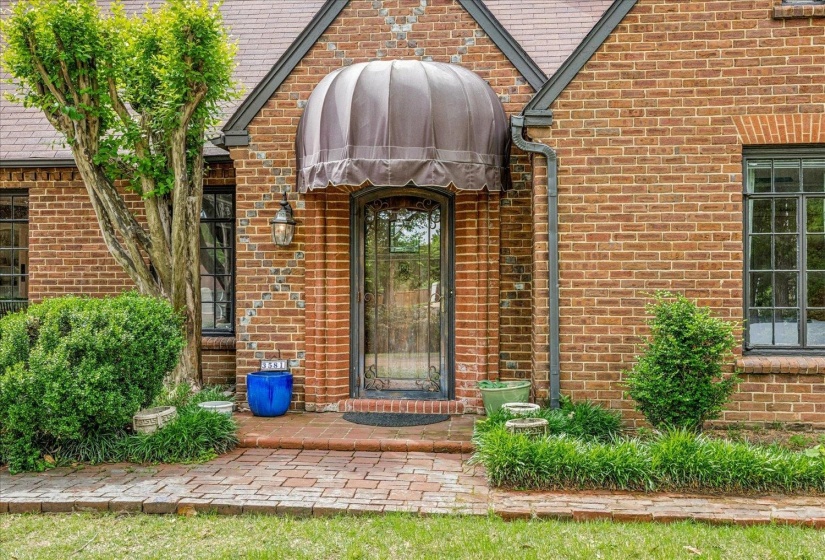 3581 POPLAR AVE, Memphis, Tennessee 38111, 3 Bedrooms Bedrooms, 9 Rooms Rooms,2 BathroomsBathrooms,Residential,For Sale,POPLAR,10219440