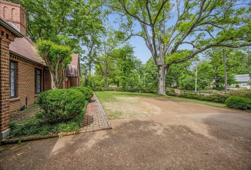 3581 POPLAR AVE, Memphis, Tennessee 38111, 3 Bedrooms Bedrooms, 9 Rooms Rooms,2 BathroomsBathrooms,Residential,For Sale,POPLAR,10219440