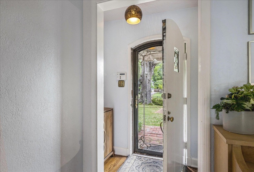 3581 POPLAR AVE, Memphis, Tennessee 38111, 3 Bedrooms Bedrooms, 9 Rooms Rooms,2 BathroomsBathrooms,Residential,For Sale,POPLAR,10219440