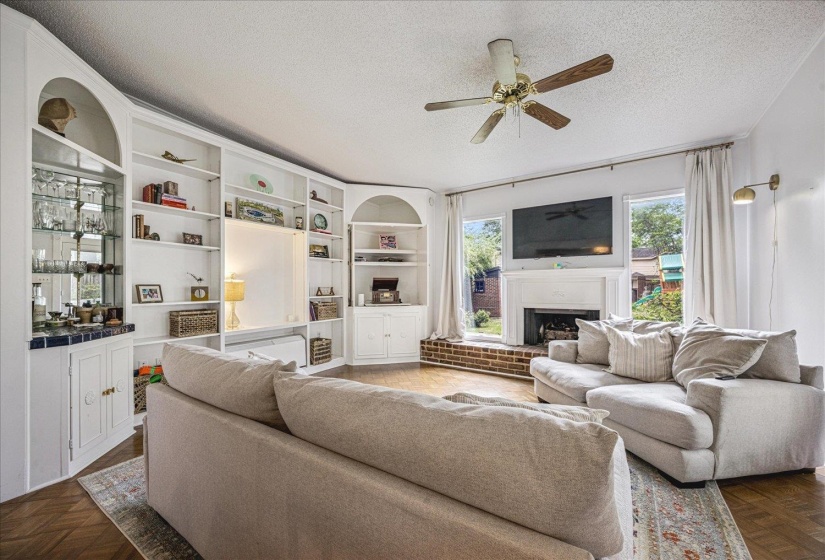 3581 POPLAR AVE, Memphis, Tennessee 38111, 3 Bedrooms Bedrooms, 9 Rooms Rooms,2 BathroomsBathrooms,Residential,For Sale,POPLAR,10219440