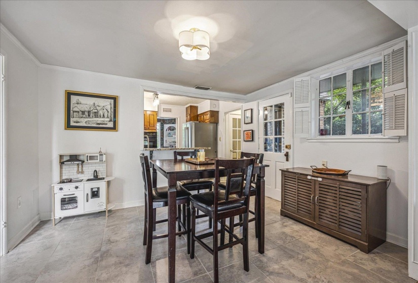 3581 POPLAR AVE, Memphis, Tennessee 38111, 3 Bedrooms Bedrooms, 9 Rooms Rooms,2 BathroomsBathrooms,Residential,For Sale,POPLAR,10219440