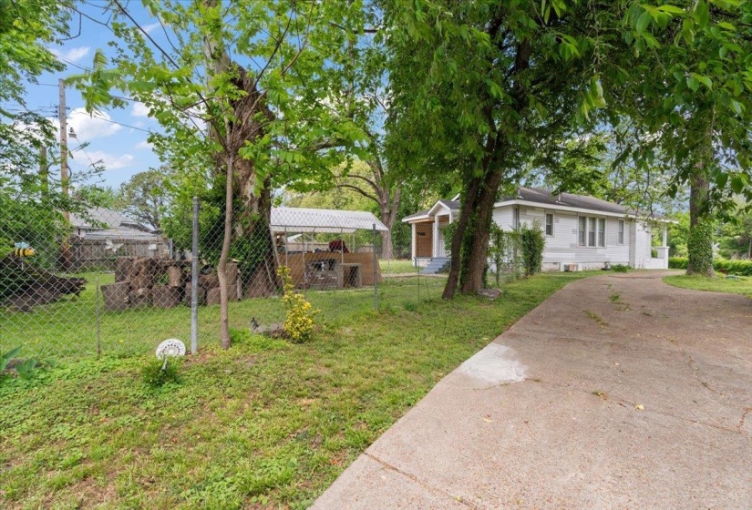 View of yard with driveway