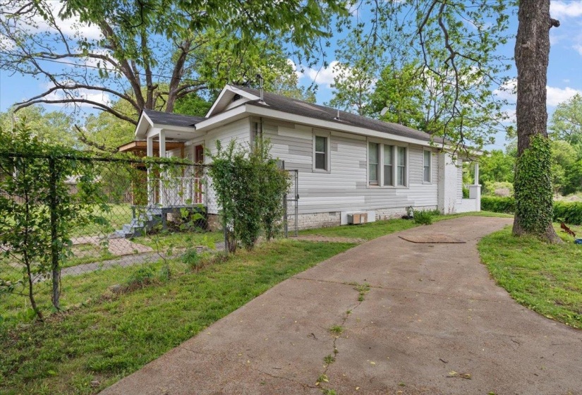 View of front of house featuring crawl space, a front lawn, and driveway