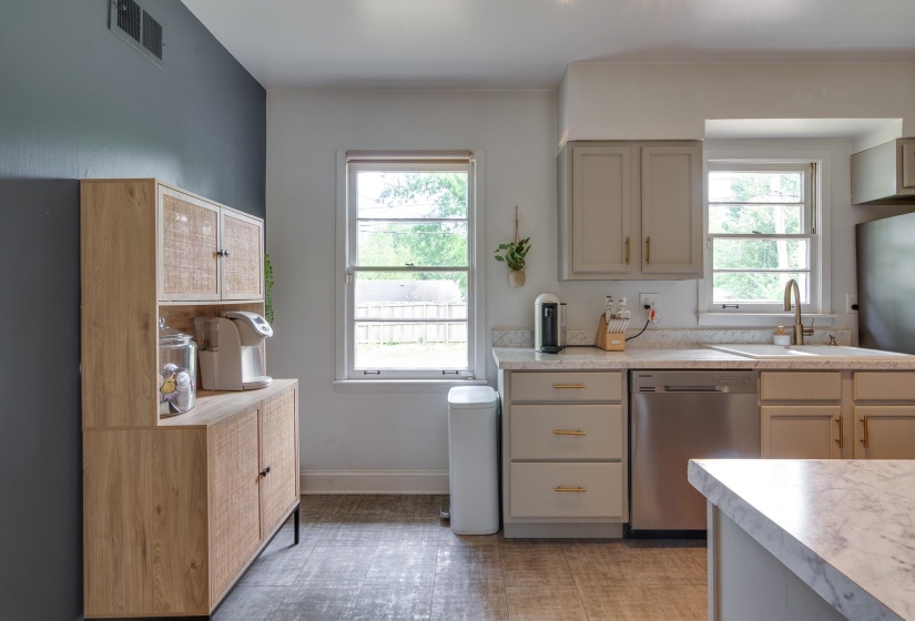 4952 MOCKINGBIRD LN, Memphis, Tennessee 38117, 3 Bedrooms Bedrooms, 7 Rooms Rooms,1.1 BathroomsBathrooms,Residential,For Sale,MOCKINGBIRD,10219460