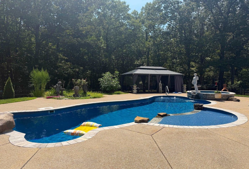 1765 NOTTINGHAM DR, Southaven, Mississippi 38671, 6 Bedroom Bedrooms, 14 Room Rooms,6.1 BathroomBathrooms,Residential,For Sale,NOTTINGHAM,0,10219480