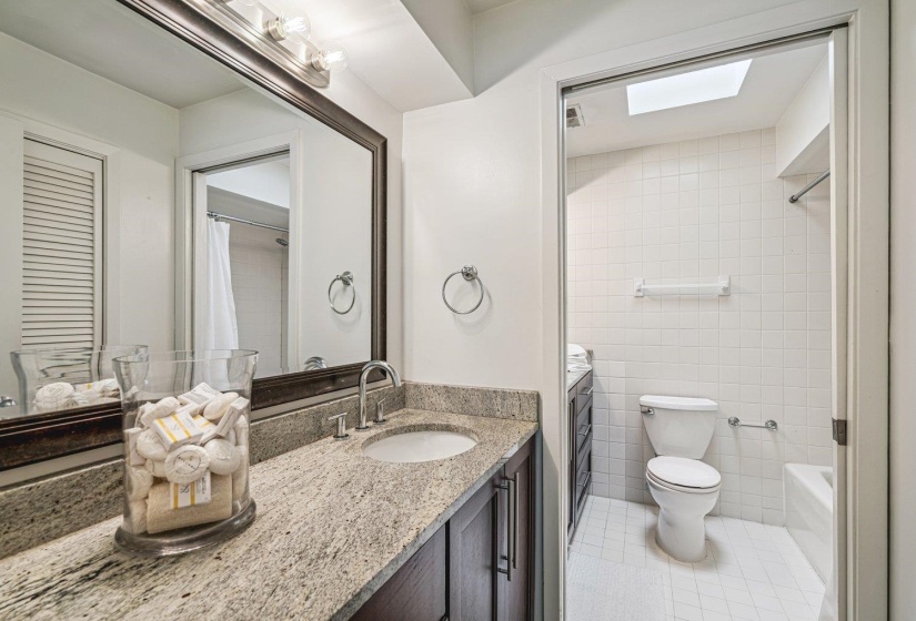 335 RIVERBLUFF PL, Memphis, Tennessee 38103, 2 Bedroom Bedrooms, 5 Room Rooms,2.1 BathroomBathrooms,Residential,For Sale,RIVERBLUFF,0,10219482