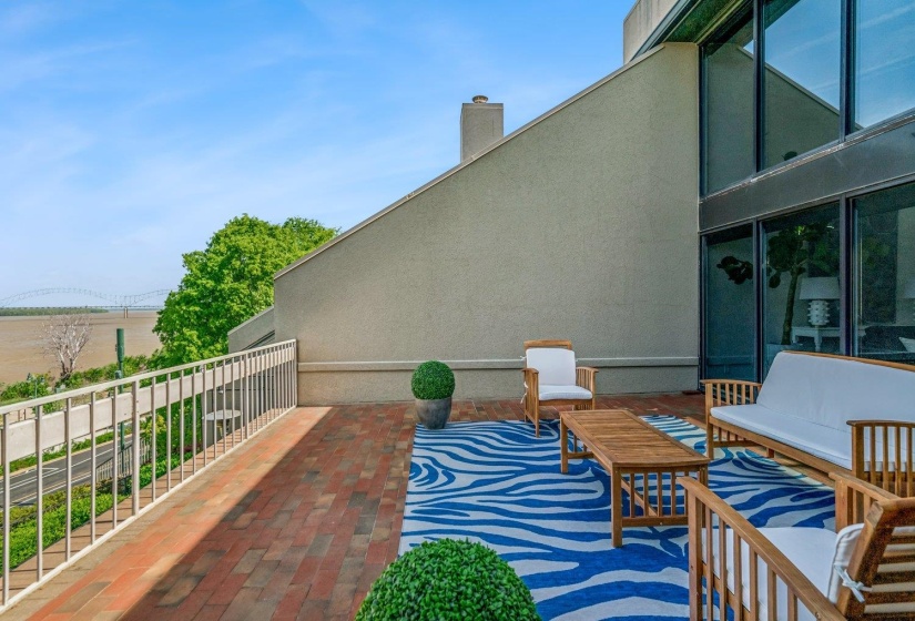 335 RIVERBLUFF PL, Memphis, Tennessee 38103, 2 Bedroom Bedrooms, 5 Room Rooms,2.1 BathroomBathrooms,Residential,For Sale,RIVERBLUFF,0,10219482