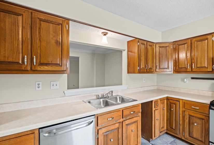 1040 PARK COURT DR, Memphis, Tennessee 38119, 3 Bedrooms Bedrooms, 6 Rooms Rooms,2.1 BathroomsBathrooms,Residential,For Sale,PARK COURT,10219500