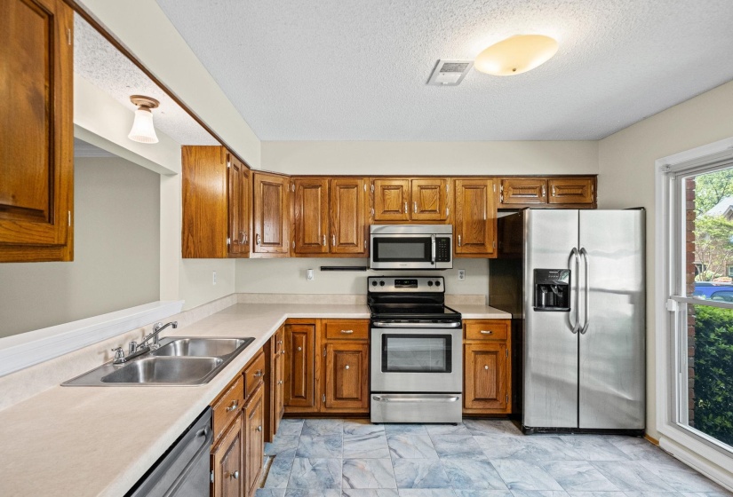 1040 PARK COURT DR, Memphis, Tennessee 38119, 3 Bedrooms Bedrooms, 6 Rooms Rooms,2.1 BathroomsBathrooms,Residential,For Sale,PARK COURT,10219500