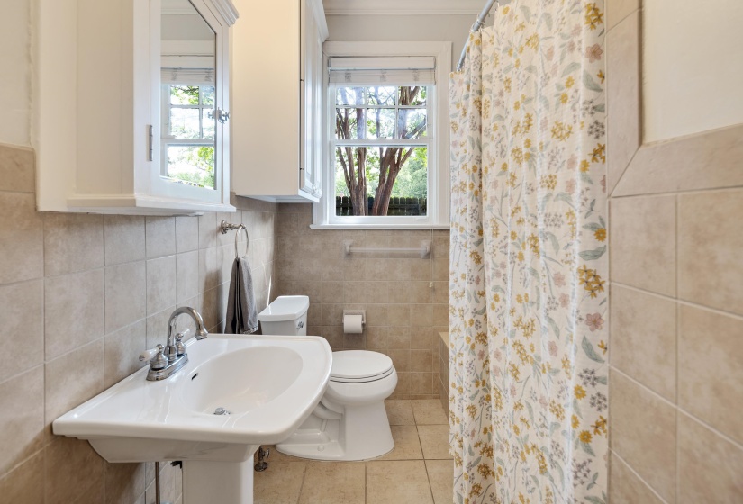 176 CRESTMERE PL, Memphis, Tennessee 38112, 2 Bedrooms Bedrooms, 6 Rooms Rooms,2 BathroomsBathrooms,Residential,For Sale,CRESTMERE,10219503