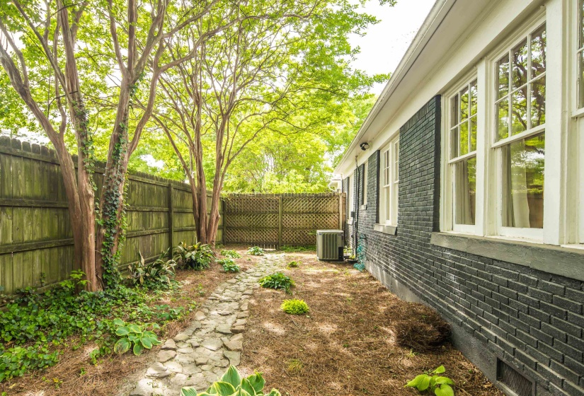 176 CRESTMERE PL, Memphis, Tennessee 38112, 2 Bedrooms Bedrooms, 6 Rooms Rooms,2 BathroomsBathrooms,Residential,For Sale,CRESTMERE,10219503