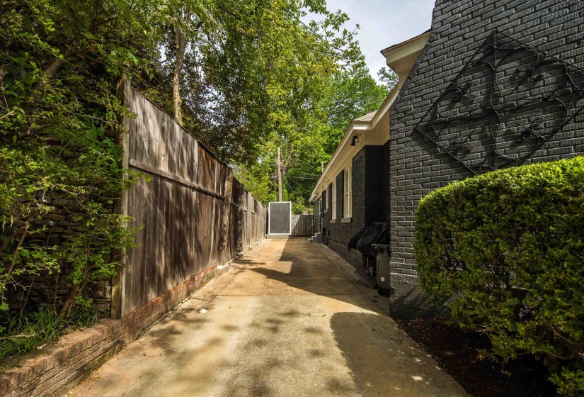 176 CRESTMERE PL, Memphis, Tennessee 38112, 2 Bedrooms Bedrooms, 6 Rooms Rooms,2 BathroomsBathrooms,Residential,For Sale,CRESTMERE,10219503