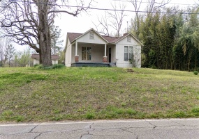 1040 POCAHONTAS RD, Pocahontas, Tennessee 38061, 2 Bedrooms Bedrooms, 5 Rooms Rooms,1 BathroomBathrooms,Residential,For Sale,POCAHONTAS,10219529