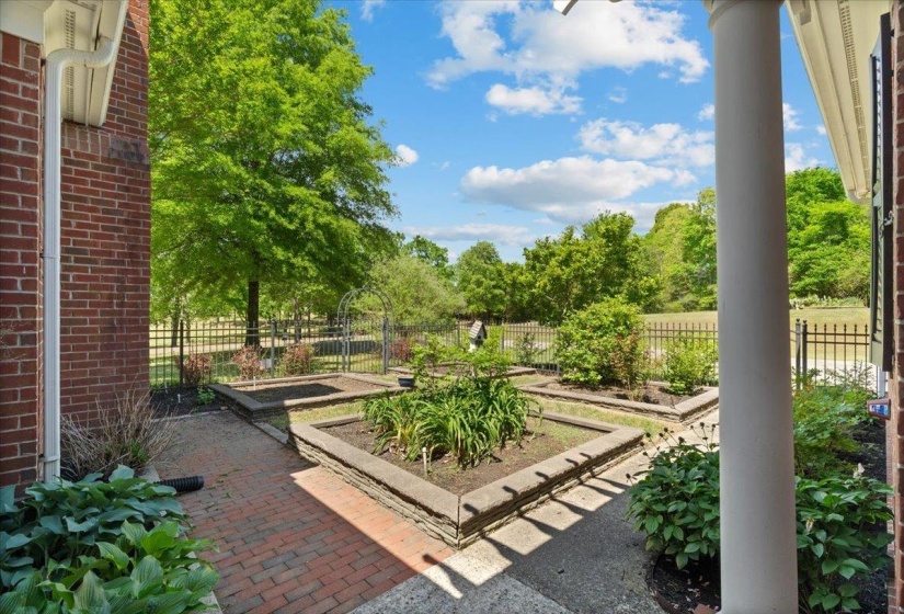 5264 CHAPPEL CV, Olive Branch, Mississippi 38654-9556, 5 Bedrooms Bedrooms, 10 Rooms Rooms,4.1 BathroomsBathrooms,Residential,For Sale,CHAPPEL,10219611