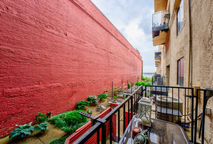 107 FRONT ST, Memphis, Tennessee 38103, 2 Bedrooms Bedrooms, 5 Rooms Rooms,1 BathroomBathrooms,Rental Properties,For Sale,FRONT,10173824