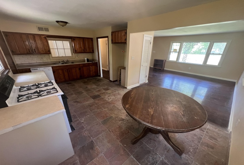 3486 STEELE ST, Memphis, Tennessee 38127, 5 Bedrooms Bedrooms, 8 Rooms Rooms,1.1 BathroomsBathrooms,Residential,For Sale,STEELE,10219640