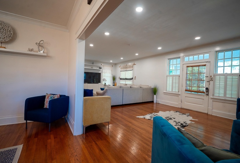 Living room with crown molding, hardwood / wood-style flooring, and recessed lighting