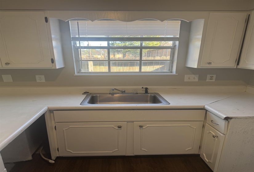 996 UNIVERSITY ST, Memphis, Tennessee 38107, 2 Bedrooms Bedrooms, ,1.1 BathroomsBathrooms,Duplexes,For Sale,UNIVERSITY,10219661