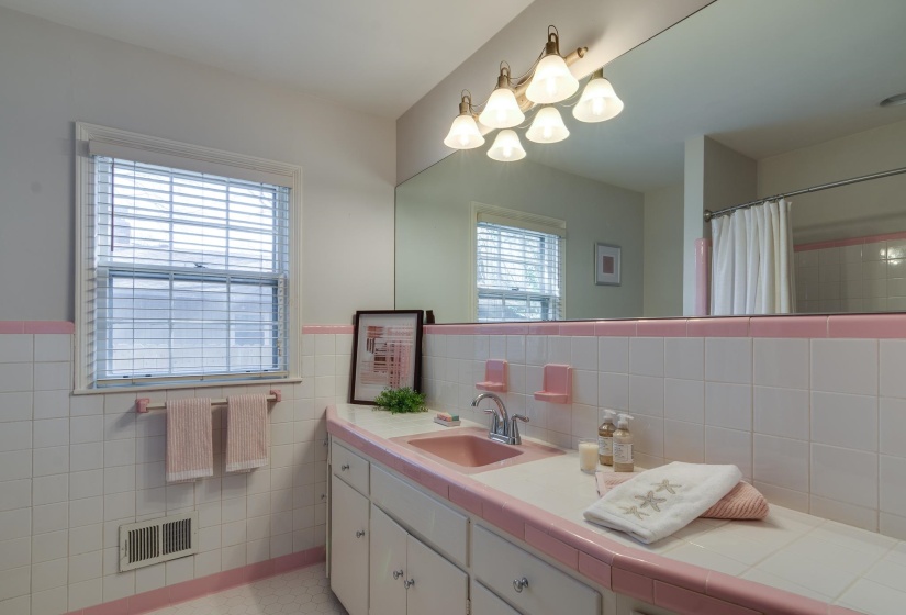 5264 ANGELA ST, Memphis, Tennessee 38120, 3 Bedrooms Bedrooms, 8 Rooms Rooms,2 BathroomsBathrooms,Residential,For Sale,ANGELA,10219715