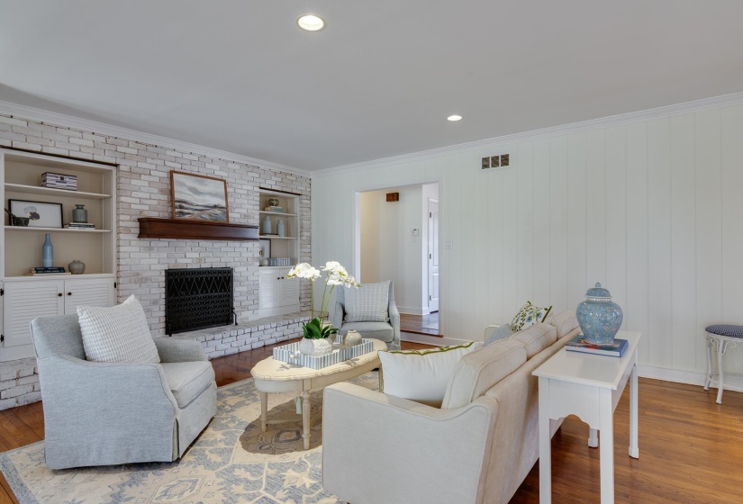 5264 ANGELA ST, Memphis, Tennessee 38120, 3 Bedrooms Bedrooms, 8 Rooms Rooms,2 BathroomsBathrooms,Residential,For Sale,ANGELA,10219715