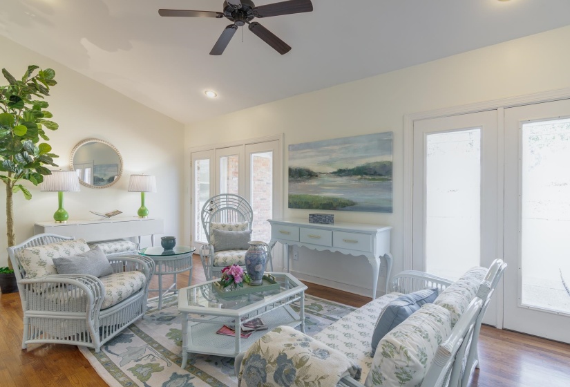 5264 ANGELA ST, Memphis, Tennessee 38120, 3 Bedrooms Bedrooms, 8 Rooms Rooms,2 BathroomsBathrooms,Residential,For Sale,ANGELA,10219715