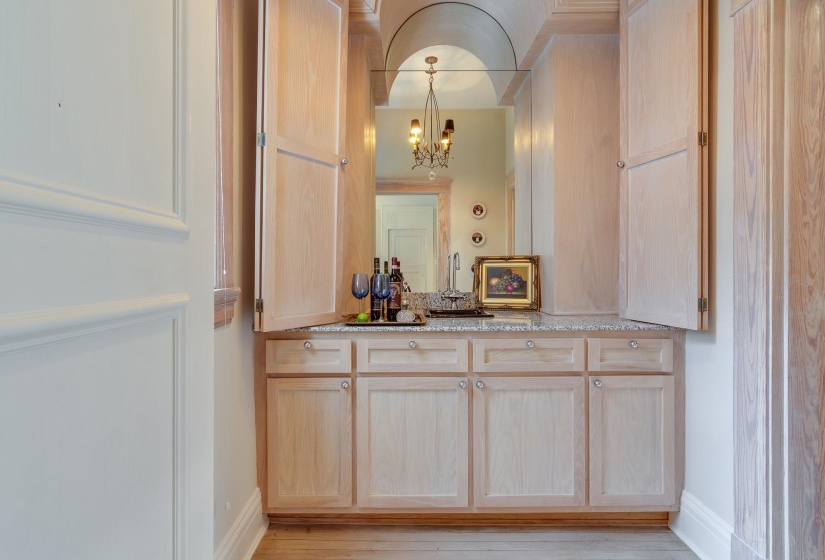 2221 POPLAR AVE, Memphis, Tennessee 38104, 5 Bedrooms Bedrooms, 12 Rooms Rooms,4.3 BathroomsBathrooms,Residential,For Sale,POPLAR,10219716