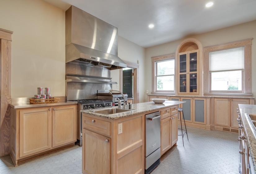 2221 POPLAR AVE, Memphis, Tennessee 38104, 5 Bedrooms Bedrooms, 12 Rooms Rooms,4.3 BathroomsBathrooms,Residential,For Sale,POPLAR,10219716