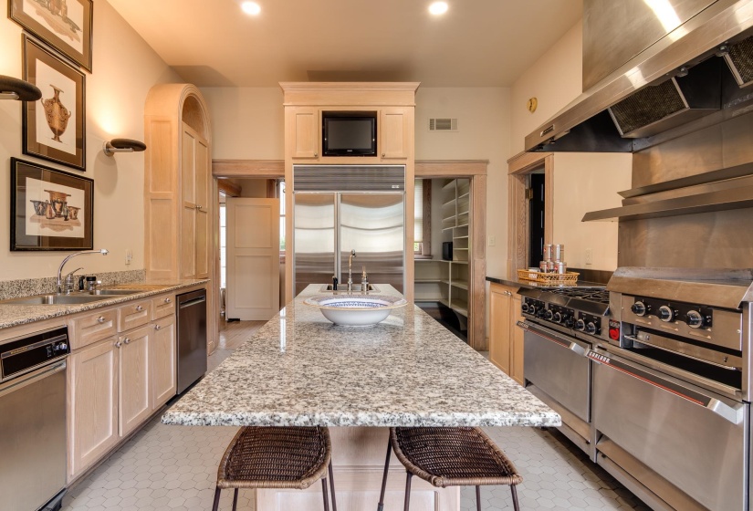 2221 POPLAR AVE, Memphis, Tennessee 38104, 5 Bedrooms Bedrooms, 12 Rooms Rooms,4.3 BathroomsBathrooms,Residential,For Sale,POPLAR,10219716