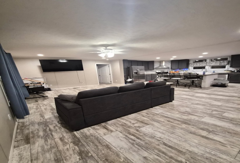 Living area featuring recessed lighting, light wood finished floors, and ceiling fan