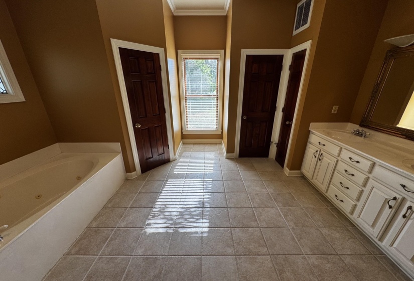 439 MCLILLIE LN, Covington, Tennessee 38019, 5 Bedrooms Bedrooms, 10 Rooms Rooms,4.1 BathroomsBathrooms,Residential,For Sale,MCLILLIE,10219759