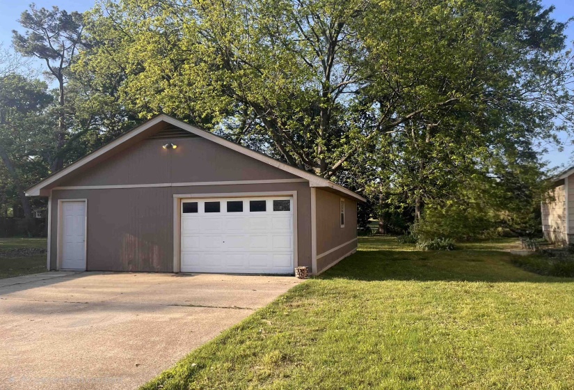 Detached garage with driveway