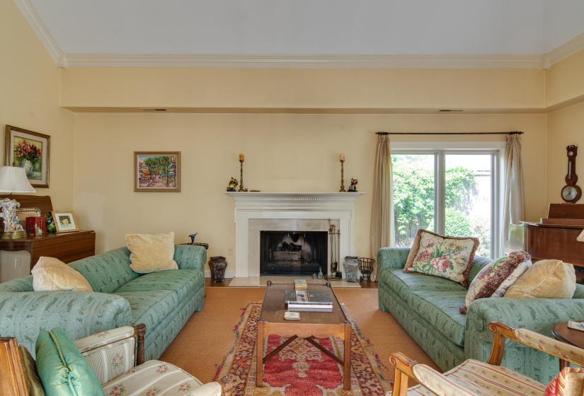 Living room with a fireplace with flush hearth