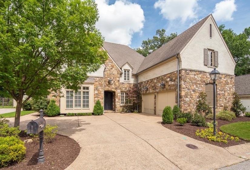 884 DRAKE MANOR CV, Memphis, Tennessee 38117, 4 Bedrooms Bedrooms, 9 Rooms Rooms,3.1 BathroomsBathrooms,Residential,For Sale,DRAKE MANOR,10219777