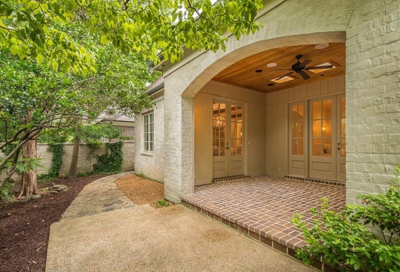 884 DRAKE MANOR CV, Memphis, Tennessee 38117, 4 Bedrooms Bedrooms, 9 Rooms Rooms,3.1 BathroomsBathrooms,Residential,For Sale,DRAKE MANOR,10219777